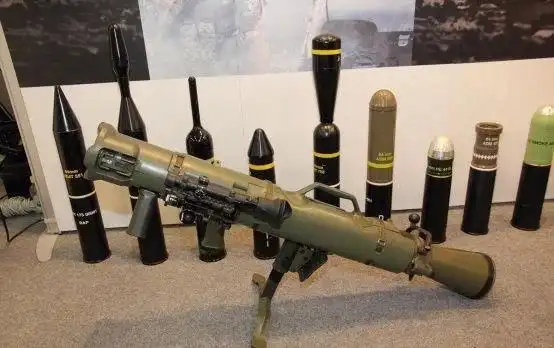 这款重武器发射时因会喷火,被外界误传为火箭筒,其实它只属于这分类