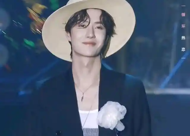 王一博太喜欢戴帽子了!这个美妆蛋博的图你看过了吗?