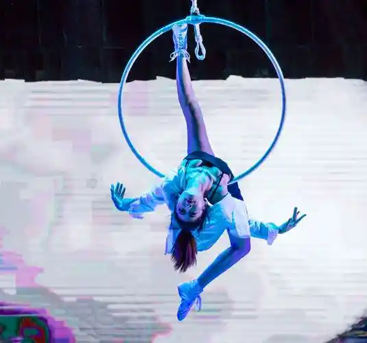 超赞杂技演员演绎空中飞人获全场观众掌声一片