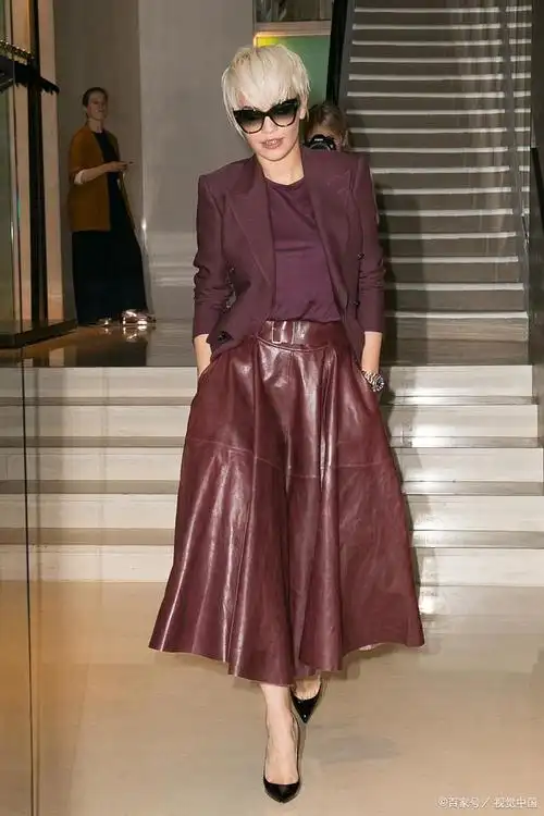 酒红色半身裙怎么搭配上衣