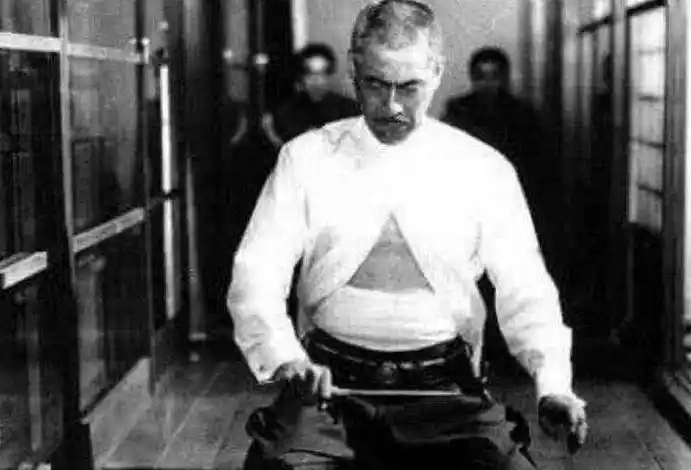 日本最后一位切腹自尽的人:连砍三刀没死,疼的受不了想咬舌自尽_纪夫