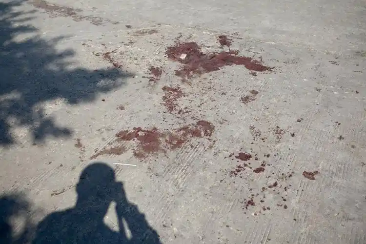 奇葩!男子烧烤店搭讪美女,被拒后将她打毁容,警方介入后续咋样