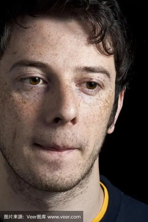 有雀斑的思考男孩