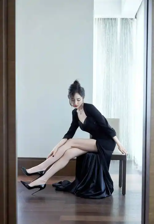 杨幂活动礼服秀腰秀腿大秀身材,美得有点过分了_时尚_设计_气质