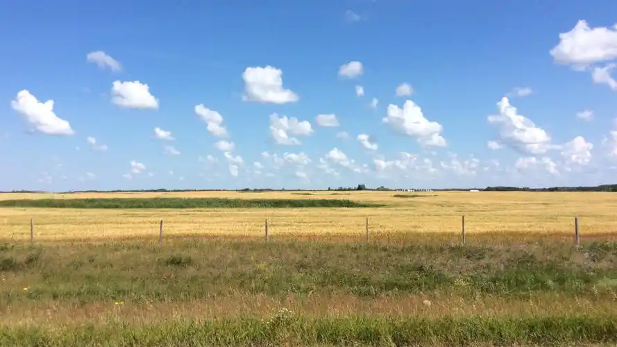 红皮卡自驾横贯加拿大世界粮仓萨斯喀彻温生动天空的