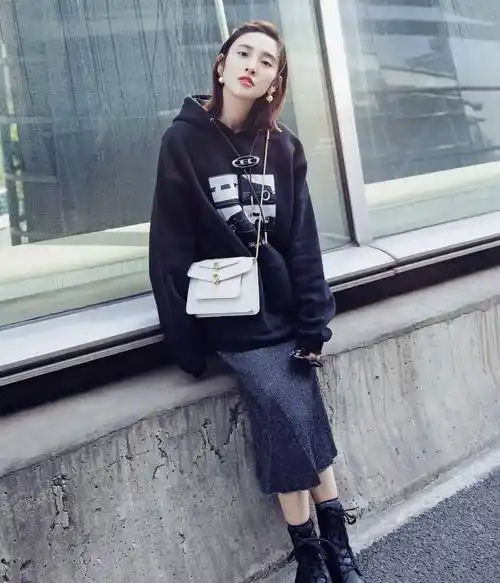 唐艺昕|唐艺昕晒孕期照,挺孕肚还坚持运动,穿泳衣秀长腿不愧是女明星