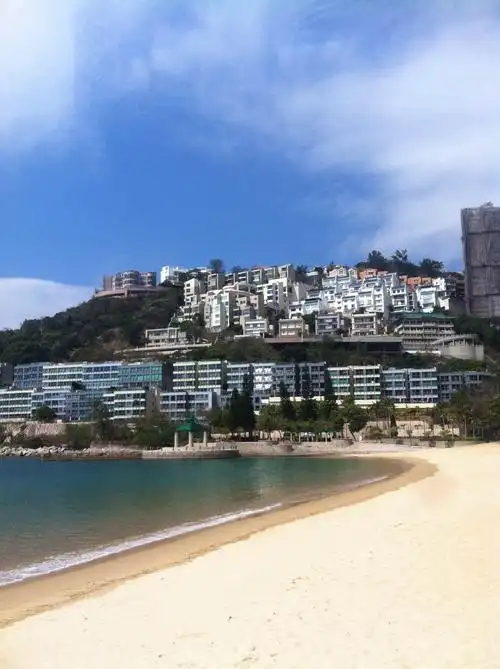 p>浅水湾位于香港岛 a target="_blank" href="/item/太平山/68431"