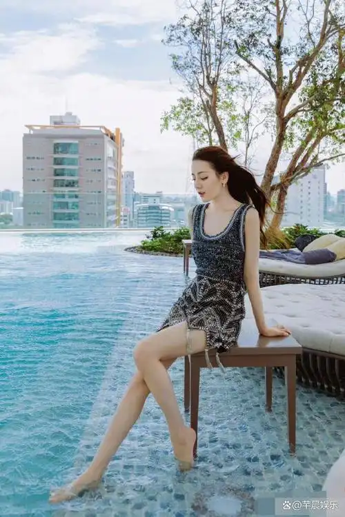 女星泳装谁最美?那必须是迪丽热巴,好像出水芙蓉!
