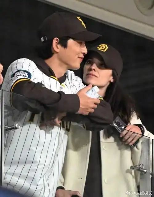 宋仲基一家三口逛公园