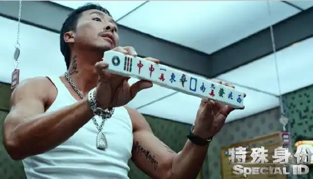 安志杰,也在《特殊身份》里饰演的古惑仔是狠毒,而在《恶战》中饰演的