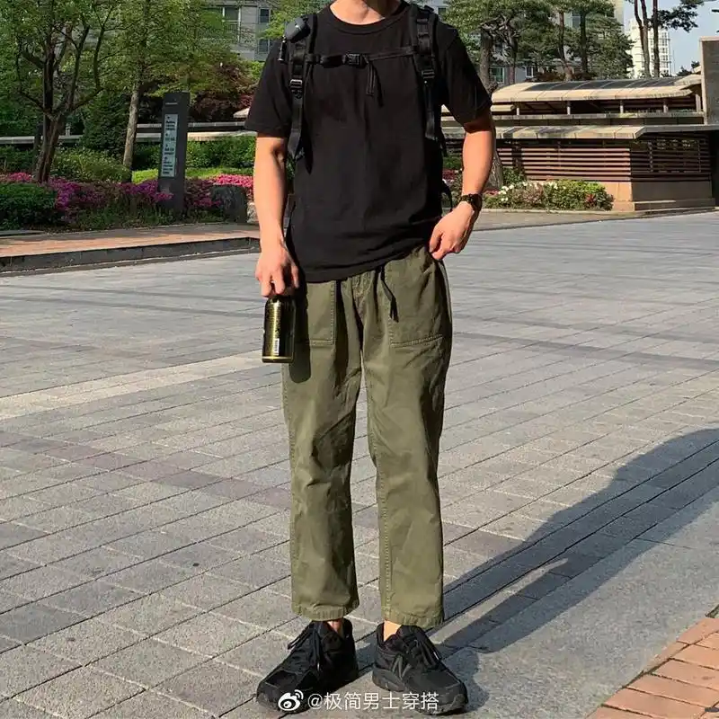 男生工装裤穿搭   纯色黑t恤   军绿色工装裤   黑色new balance