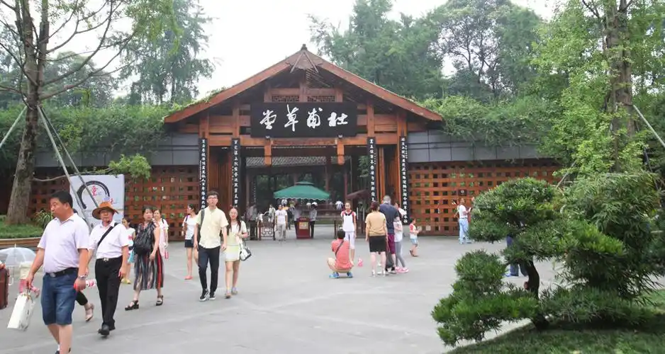 首页 要闻摘录 要闻摘录 >正文  杜甫草堂正门坐落于四川省成都市区