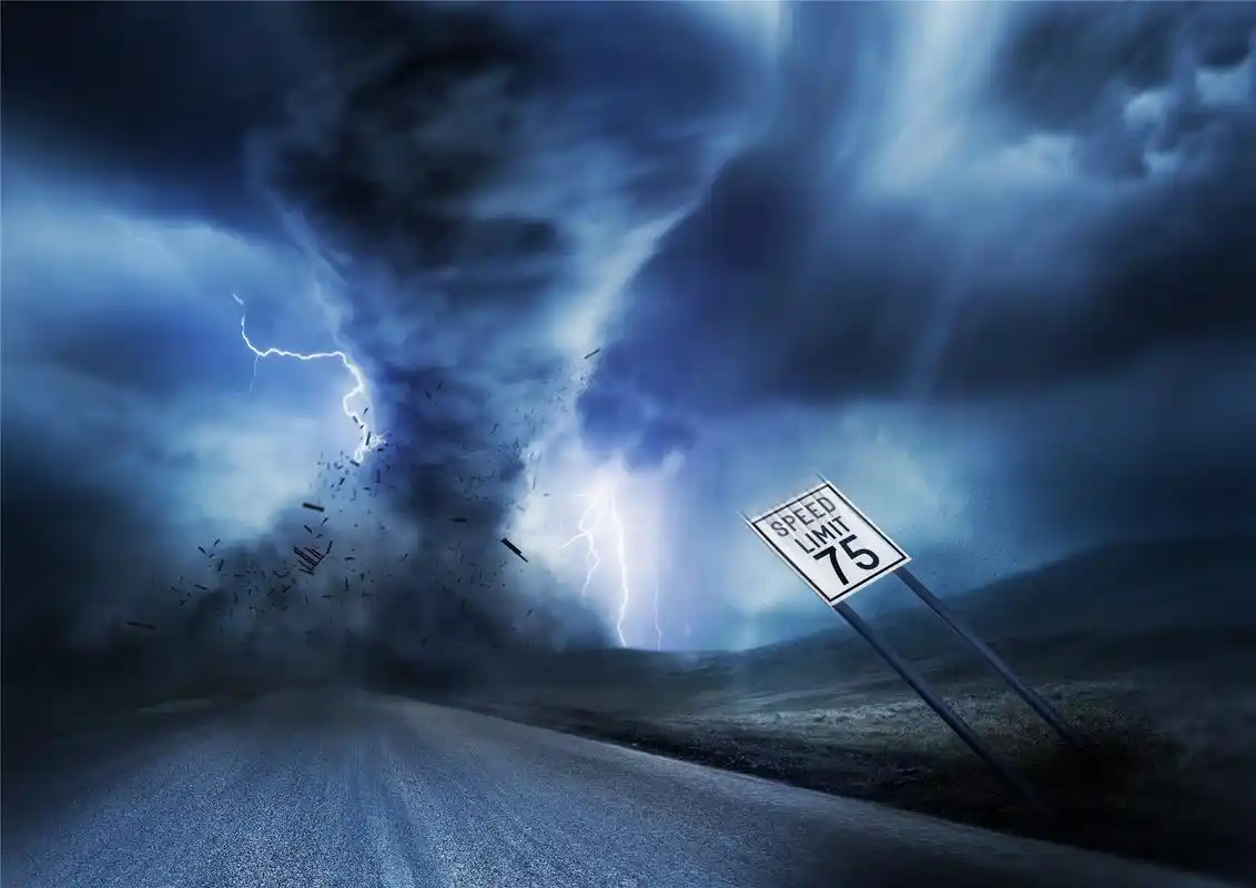 龙卷风配上闪电,路旁的建筑无一幸免,公路也将被摧毁