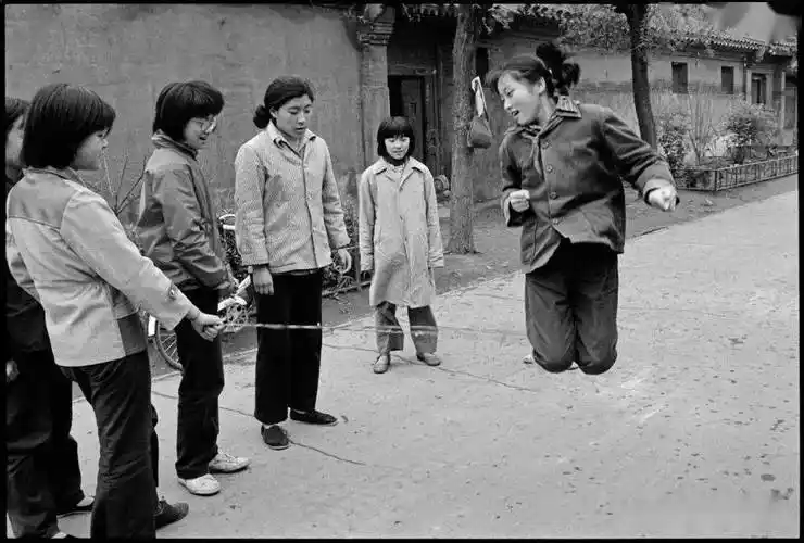 老照片你知道上世纪六七八十年代儿童与成年人在做什么