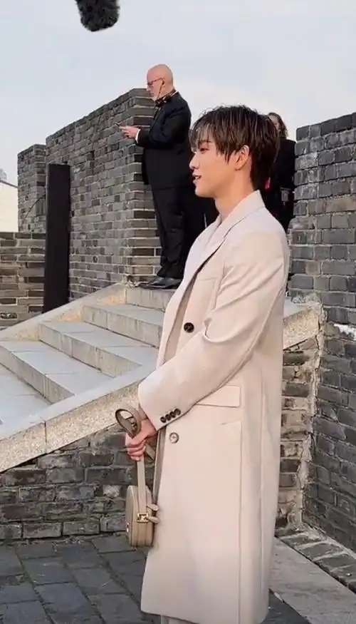 苏州时尚红毯,惠英红气场全开,李沁只惊艳了下半身,我却被言承旭迷了