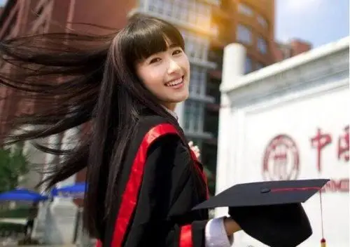 人大女神康逸琨毕业照美到登上纽约时报广场大屏幕组图