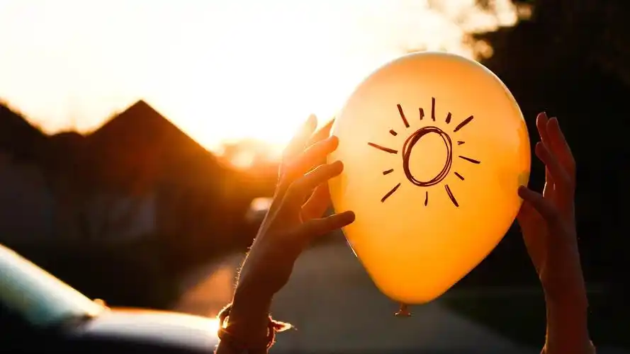 女生张开双臂拥抱阳光图片