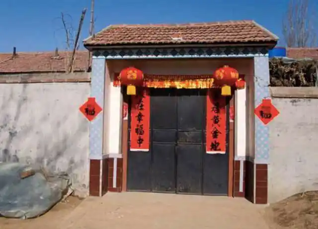 农村大门为什么都选黑色的,其中暗藏什么讲究?