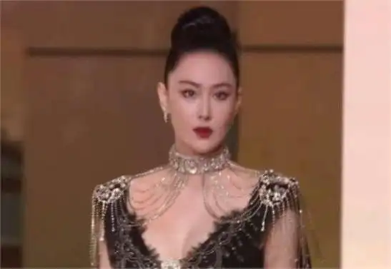 gq这一夜,膀大腰圆的张馨予,给内娱"病态审美"狠狠的上了一课