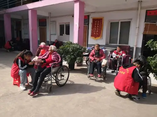 天伦共此时—洛阳市第一职业高中组织团员志愿者到敬老院看望老人