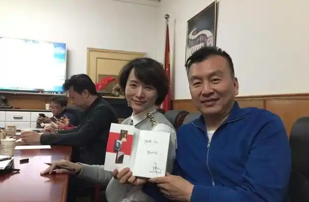 央视主持人张泽群55岁老来得子乐开花妻子身份是个谜