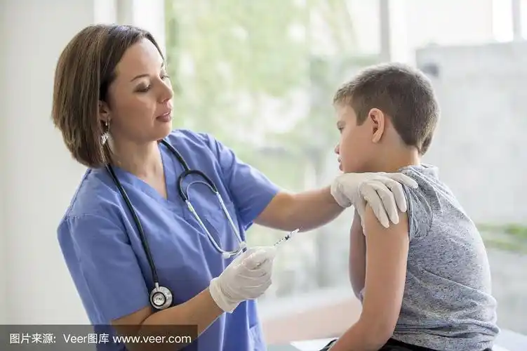 护士给孩子打针