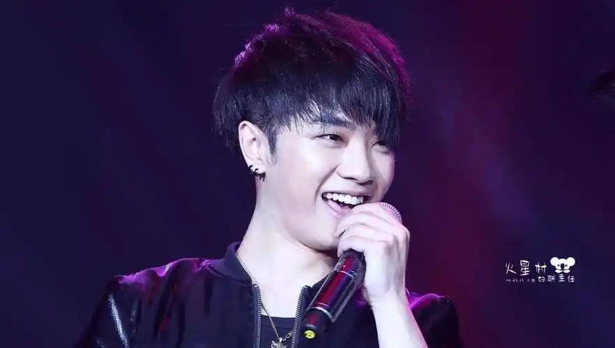 华晨宇是他的艺名?他的真名也叫这个吗?