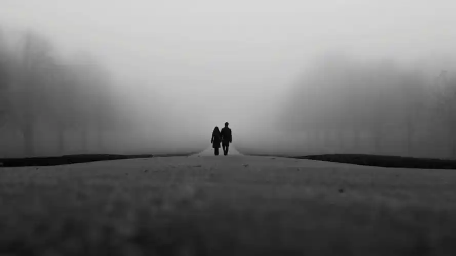 恋人牵手背影远方黑白照片非主流桌面壁纸