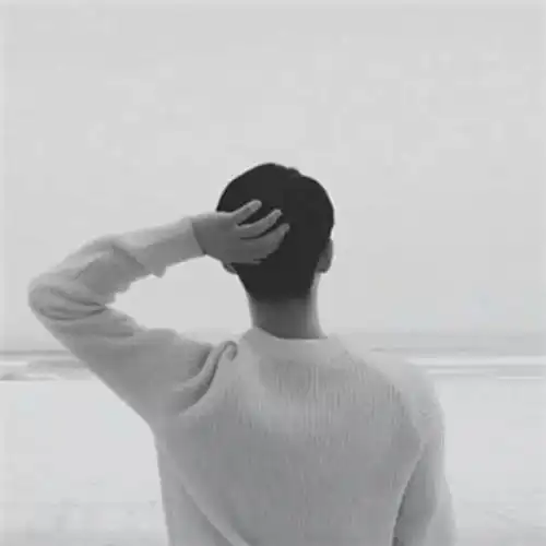 求一张男生伤感背影图片黑白的最好,用来当头像的