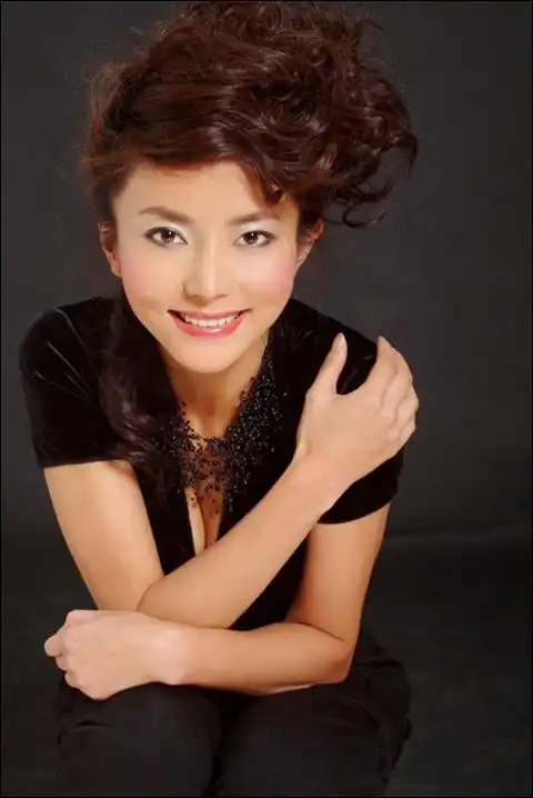 部电视剧并担任女主角,最终因为琼瑶剧《情深深雨     标签:李钰写真