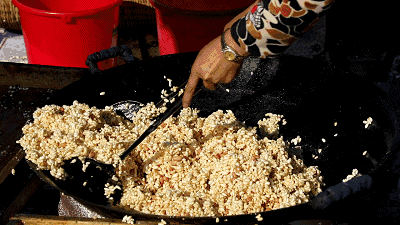 ",随着一声高喊 爆米花师傅举起铁棒砸下 嘭!