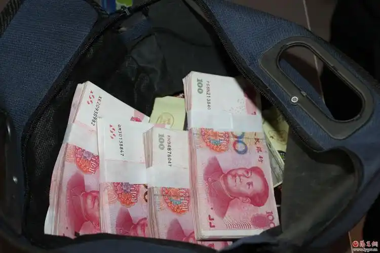 乘客遗失四万元现金 榆林好心出租车司机如数返还