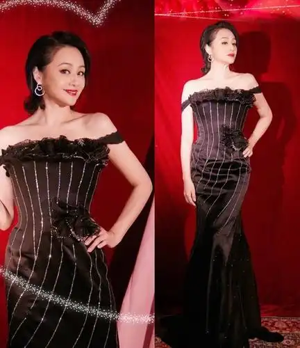 曹颖的长相没变过优雅大气还有点媚穿一身黑也不像奔五的