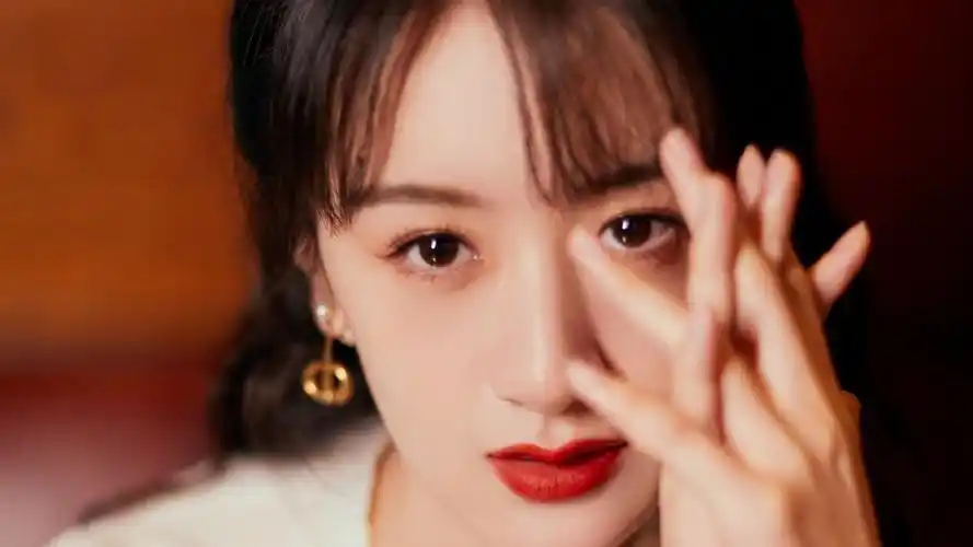 袁冰妍星河圣诞风写真,青春撩人汇聚一身