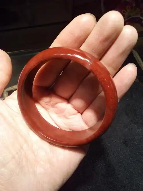 鸡血玉手镯值不值钱值多少钱