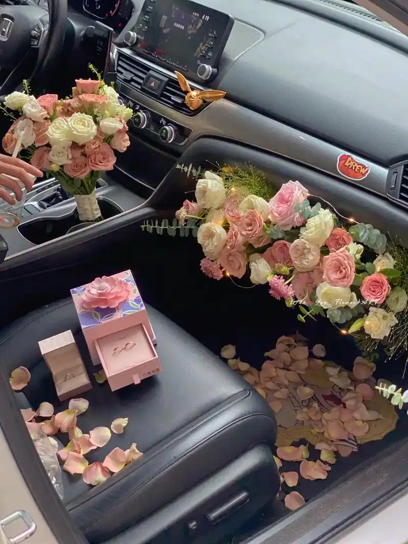 一束花的仪式感 #副驾驶鲜花 #卡布奇诺玫瑰 - 抖音