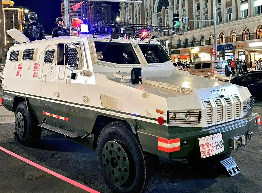 salute!#乌鲁木齐 #特警 #装甲车 #突击队 #我爱 - 抖音