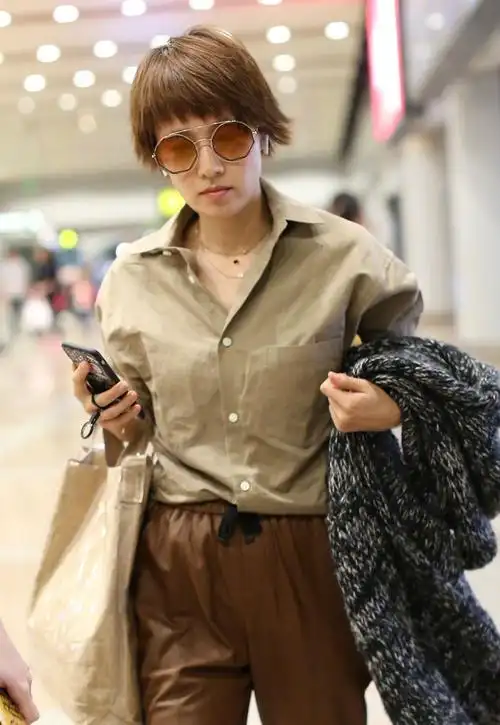 马伊琍工装风帅气街拍照图片