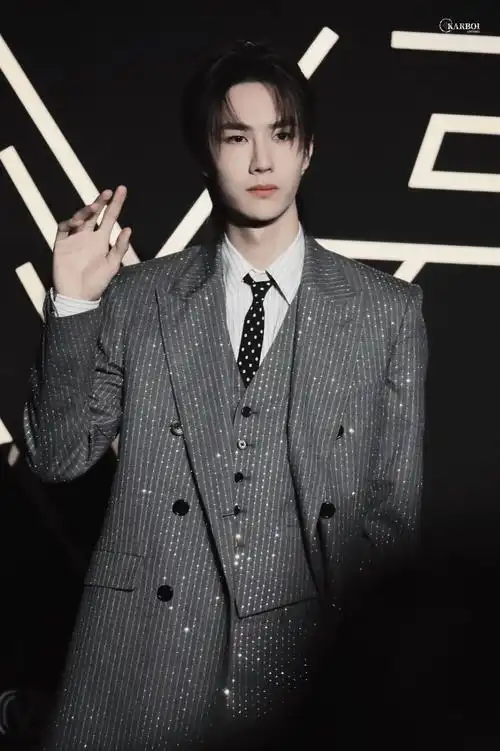 191228 星光大赏 @uniq-王一博 77 舞会悄然开幕,香槟玫瑰倒映,光象