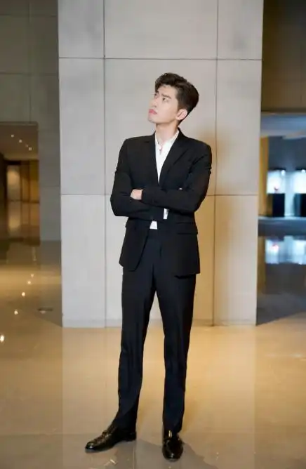 90后的一代男神张翰,穿西装抠图九宫格,憨憨形象谁能不爱