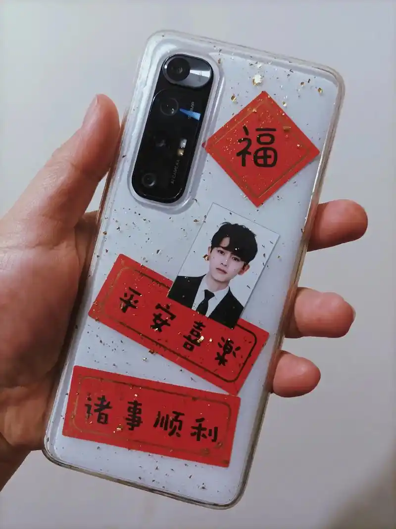 任嘉伦 #院前急救 #120 手机壳里揣着嘉伦的照片,坐着 - 抖音