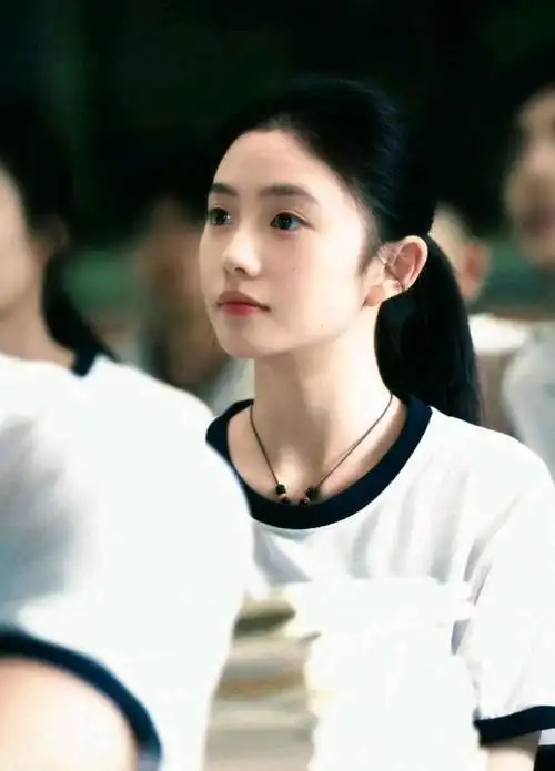 刘浩存新电影《念念相忘》剧照公开,这姣好的容貌真不愧是清纯的代表