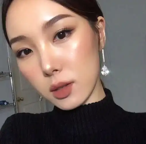 高光那么多只有它打造的是肤感光泽欧美式健康性感的晒后肌