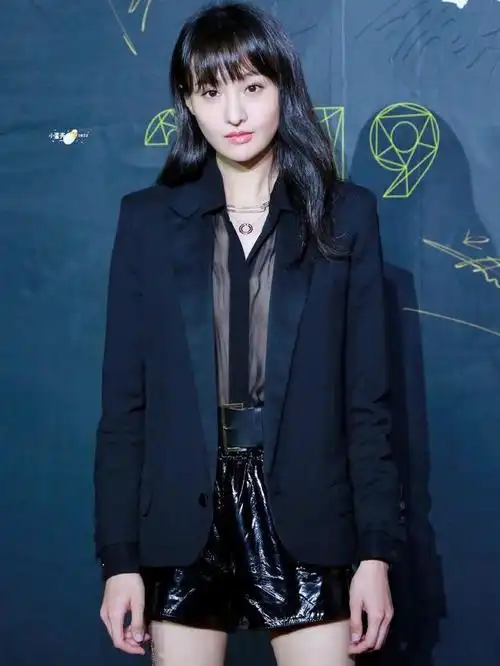 西装内搭透视衫大秀"漫画腿",身材绝了_生活资讯_资讯中心 - 265学校