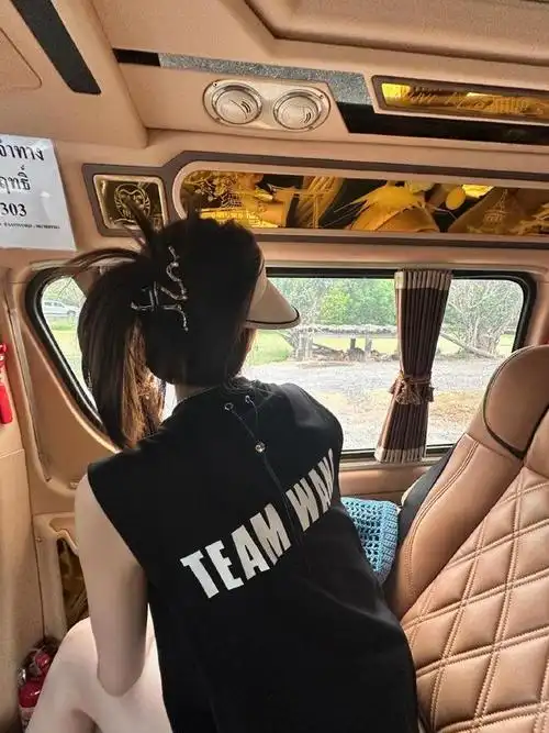 张馨月带娃逛动物园3岁luna胆大抱老虎喂奶小脸热得红扑扑的