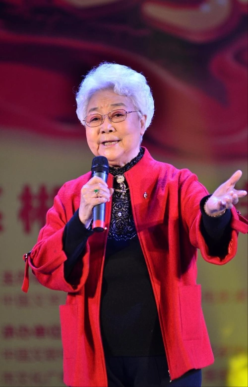 92岁田华老年仍端庄精神,穿红色唐装搭西裤文雅得体,气质真绝