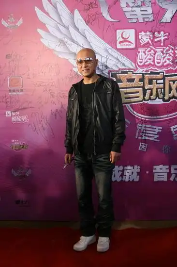 图文第九届音乐风云榜红毯周晓欧光头依旧