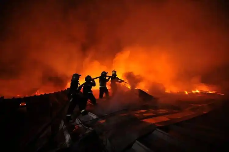 成都消防指战员扑救双流飞阳仓库火灾场景.