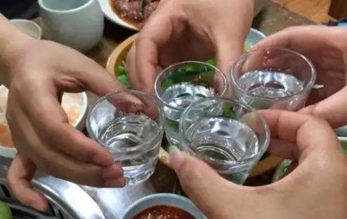 从古至今,干什么都离不开喝酒,作为职场人更少不了各种应酬,在酒桌上