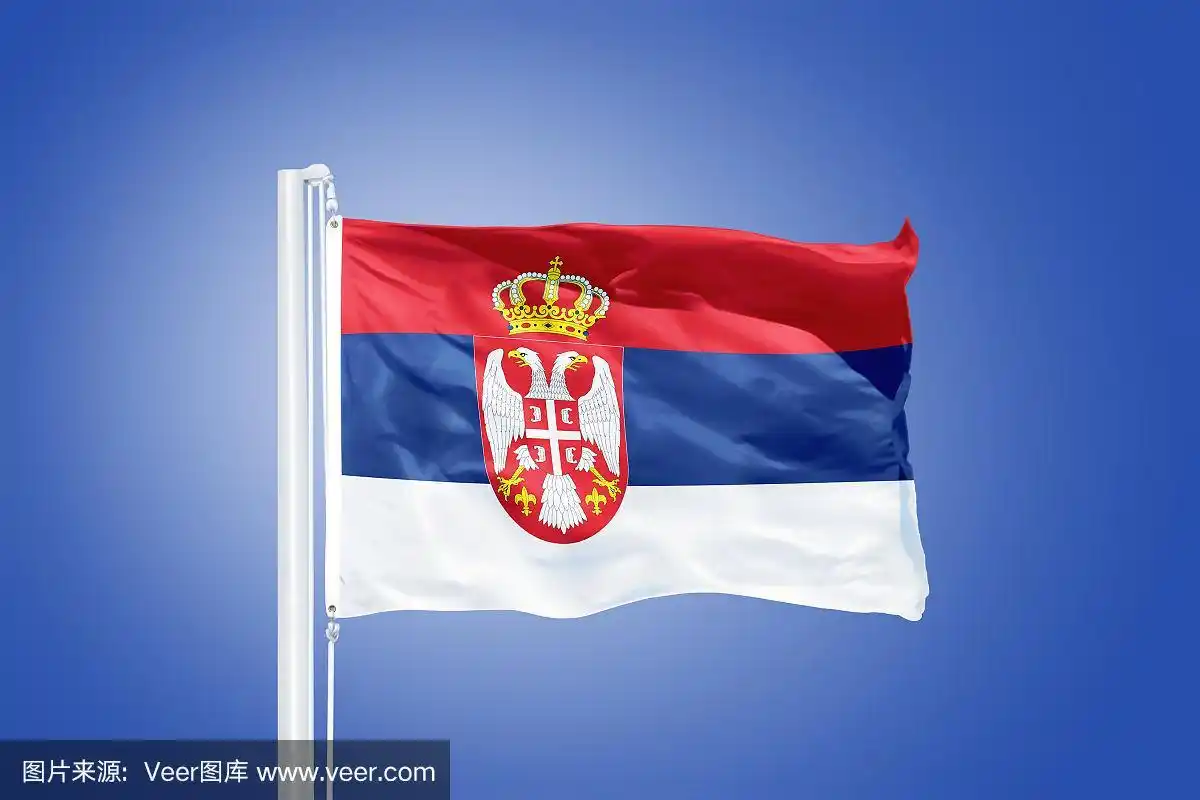 蓝天下飘扬的塞尔维亚国旗